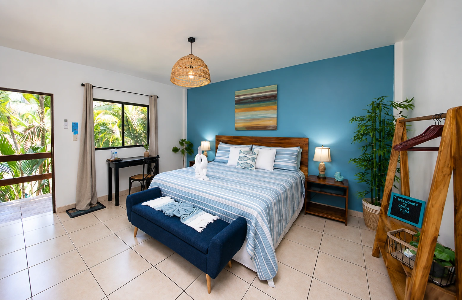 Habitación King de Mi Costa Vida, con pared color teal y vista a los jardines