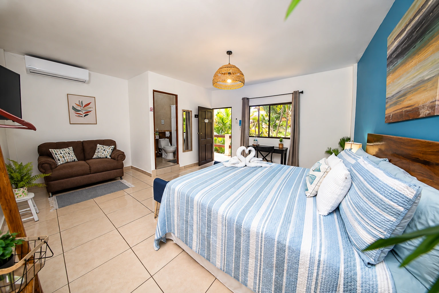 Habitación King, vista amplia con sofá y puerta hacia el balcón