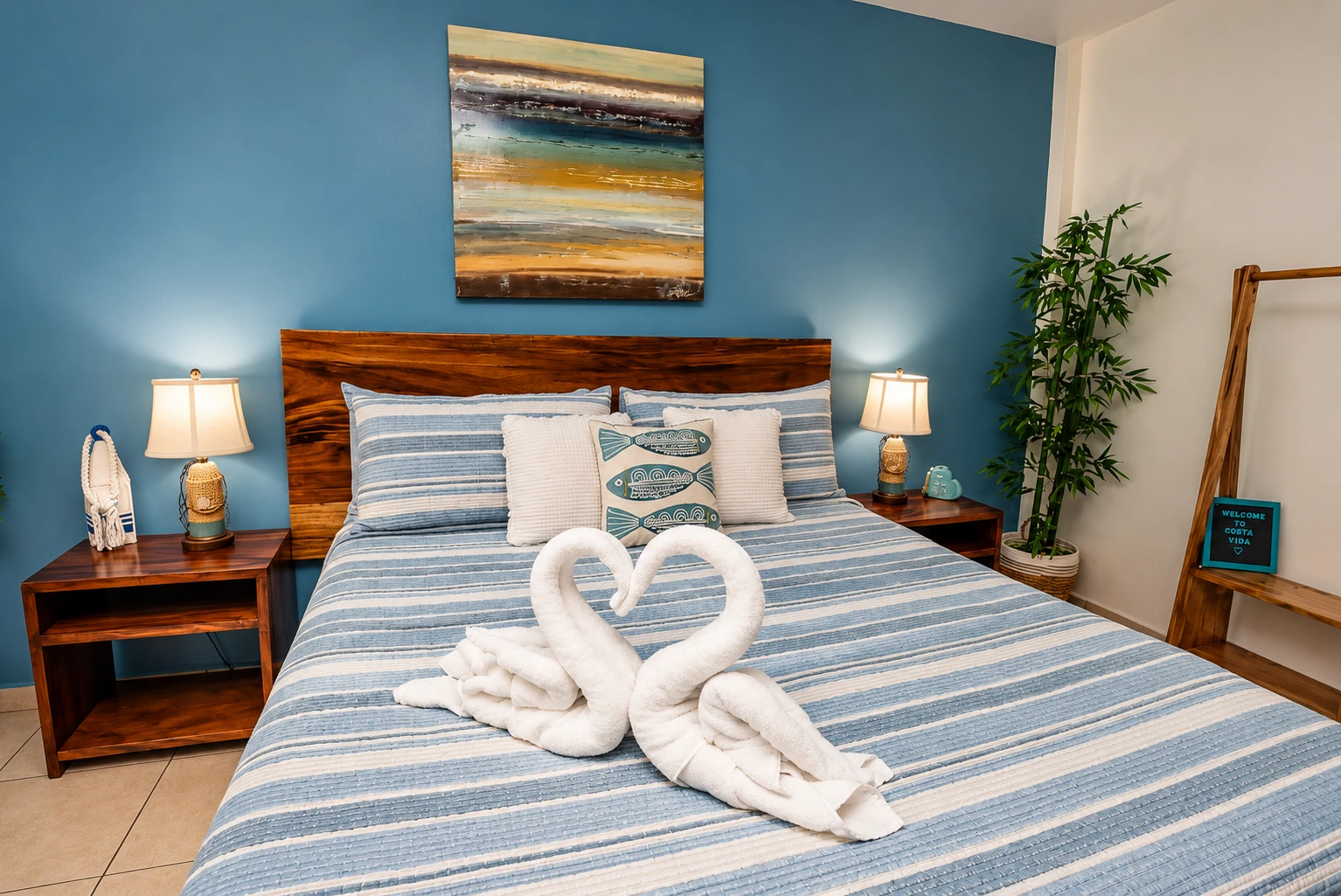 Cama de la Habitación King con toallas en forma de cisnes