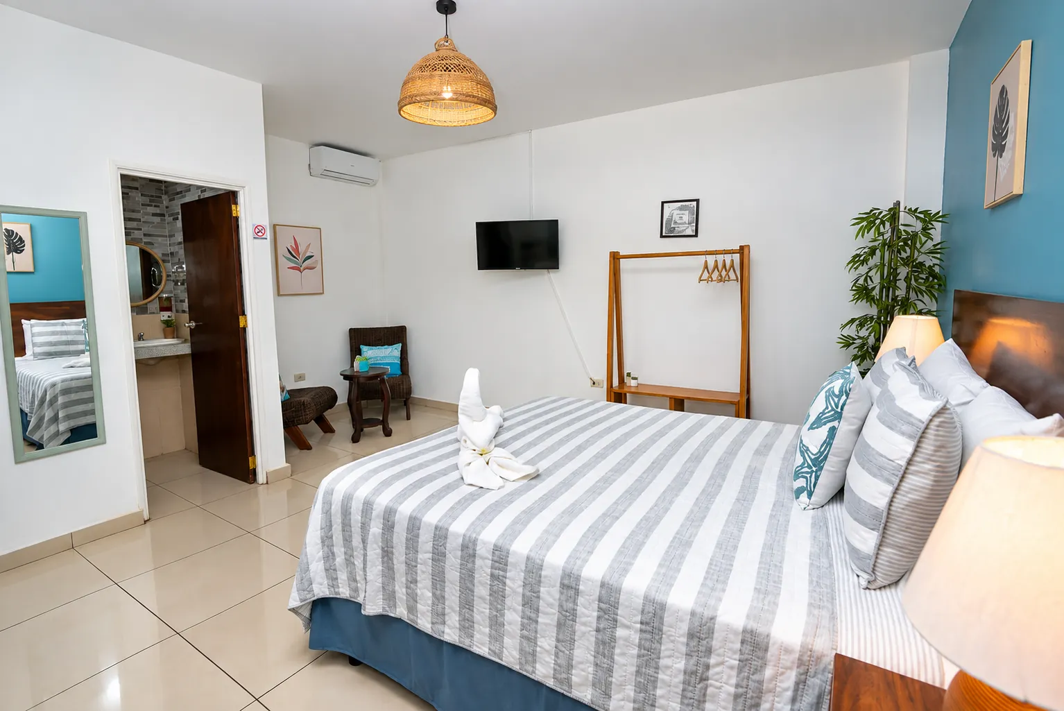 Habitación Queen, vista hacia el clóset, TV y baño