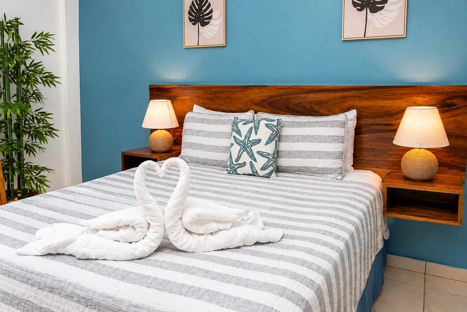 Cama de la Habitación Queen con toallas en forma de cisnes