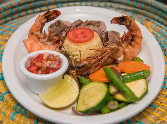 Camarones jumbo a la plancha con arroz, pico de gallo y vegetales