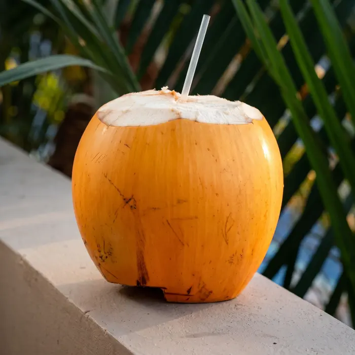Coco fresco con pajilla