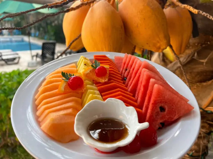 Plato de frutas frescas junto a la piscina