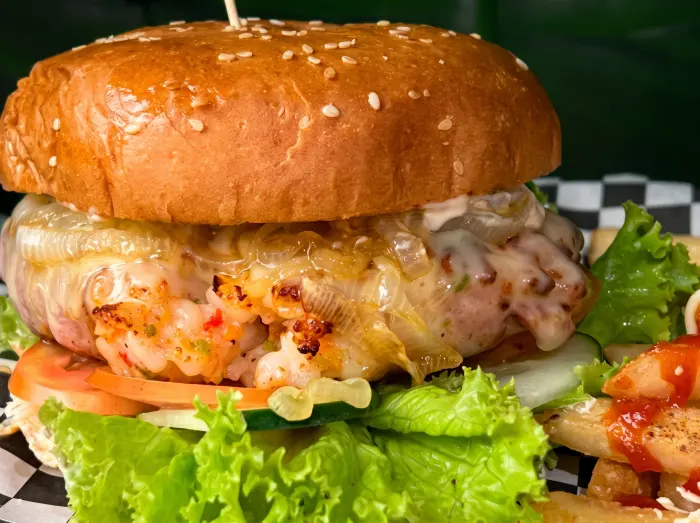Hamburguesa de camarón con queso derretido